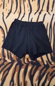 Шорты черные спортивные на 4-6лет, б.у