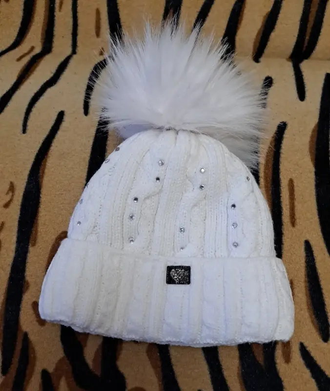 Шапка белая с цветком на 4-6лет, б.у