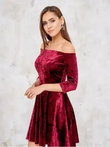 Нарядное платье с открытыми плечами