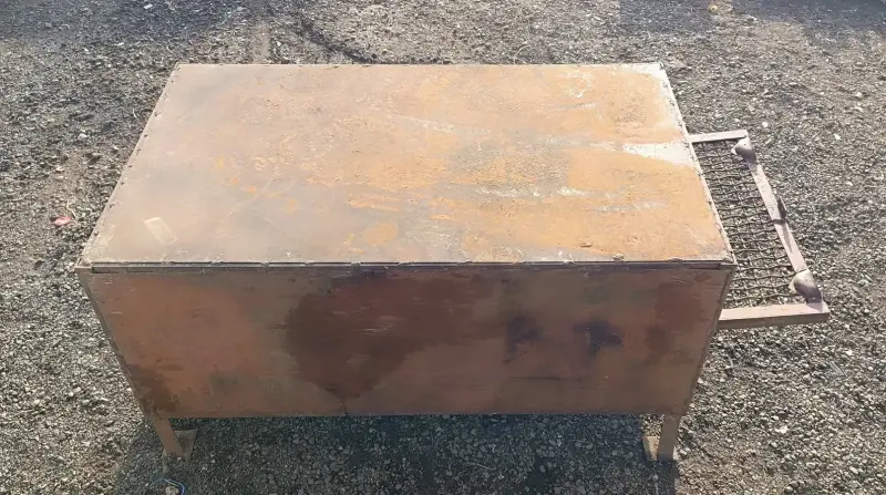 Металлическая клетка.