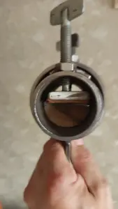 Тиски для обработки рукояти ножа.