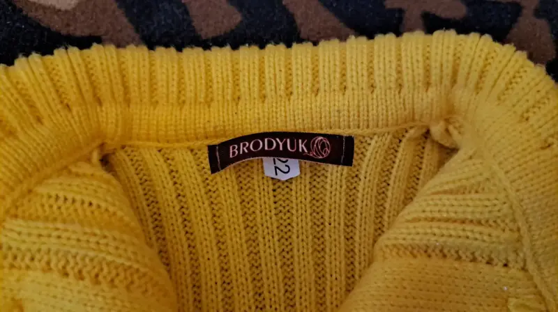 Костюм желто-красный на 5-6лет, р.122 , вязаный, б.у