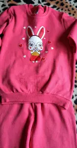 Пижамка-костюм красный с зайчихой на девочку 4-6лет, р.110-116, б.у пару раз, как новый