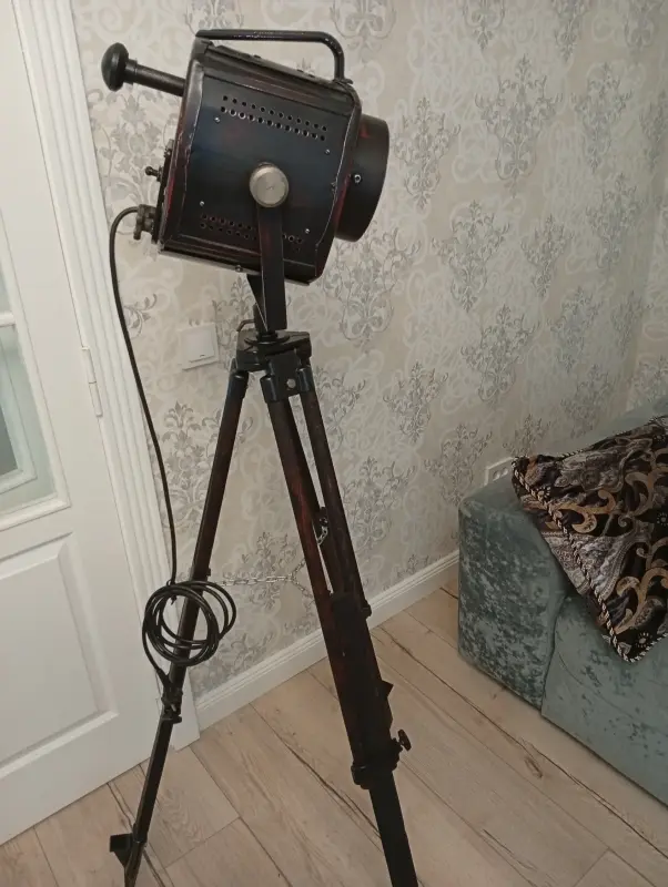 Светильник прожектор лофт на треноге штативе