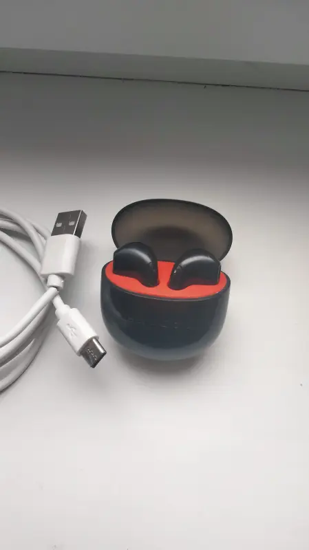 Лот: зарядные 4 шт. и Bluetooth наушники.