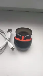 Лот: зарядные 4 шт. и Bluetooth наушники.