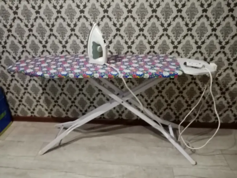 Доска гладильная с утюгом