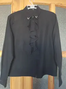 блузка черная
