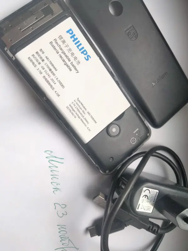 Philips E172  батарею держит 2 недели.