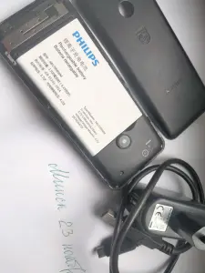 Philips E172  батарею держит 2 недели.