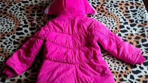 Куртка розовая с мехом на 4-6лет с капюшоном, б.у