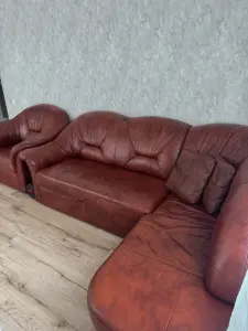 Кожаный диван и кресло