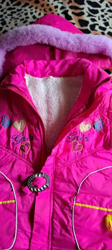 Куртка розовая с мехом на 4-6лет с капюшоном, б.у