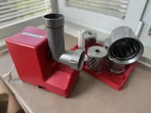 Электромясорубка ''ПОМОЩНИЦА''