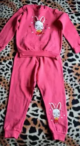 Пижамка-костюм красный с зайчихой на девочку 4-6лет, р.110-116, б.у пару раз, как новый