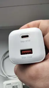 Лот: зарядные 4 шт. и два кабеля.