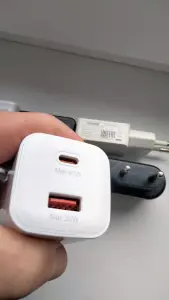 Лот: зарядные 4 шт. и Bluetooth наушники.