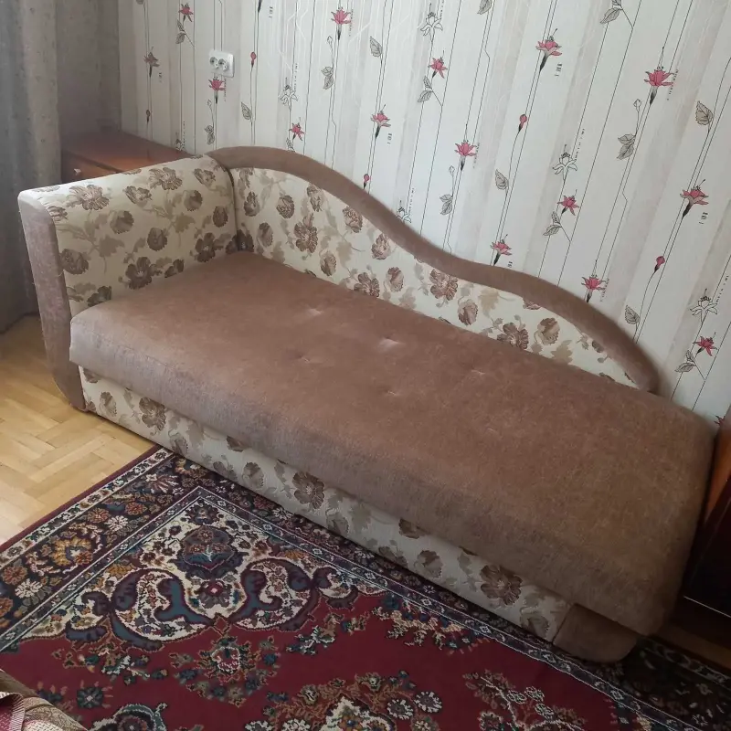 Добротная тахта-кровать.