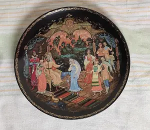 Тарелка «Суд царя Берендея» Холуйской лаковой миниатюры