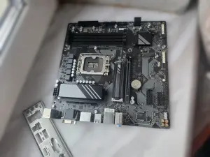 Материнская плата Gigabyte