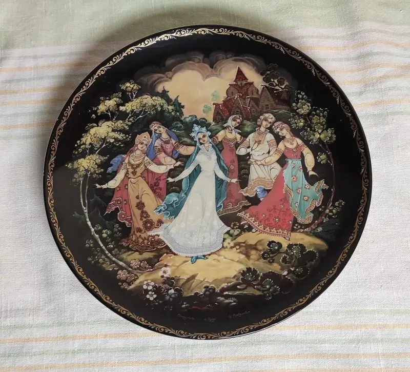 Тарелка Танец друзей Холуйской лаковой миниатюры