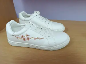 Женские кроссовки