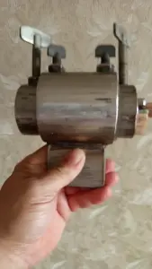 Тиски для обработки рукояти ножа.