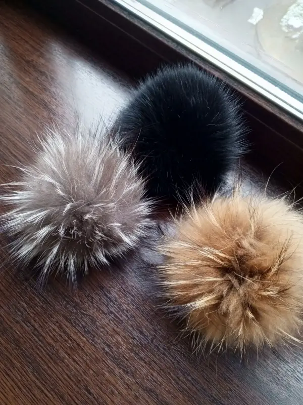 Помпоны на шапку.