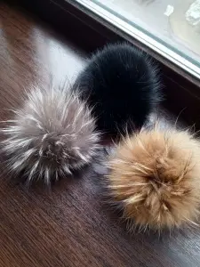 Помпоны на шапку.