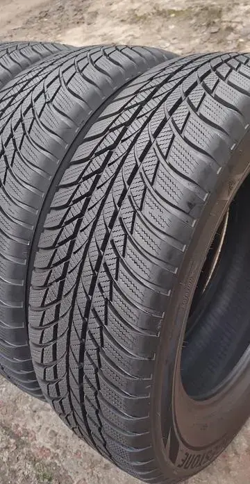 Зимние шины BRIDGESTONE 215/65 R17 (4 шт.)