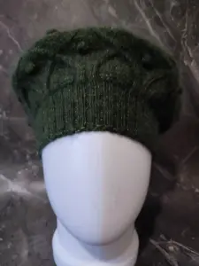 Вязаный берет.