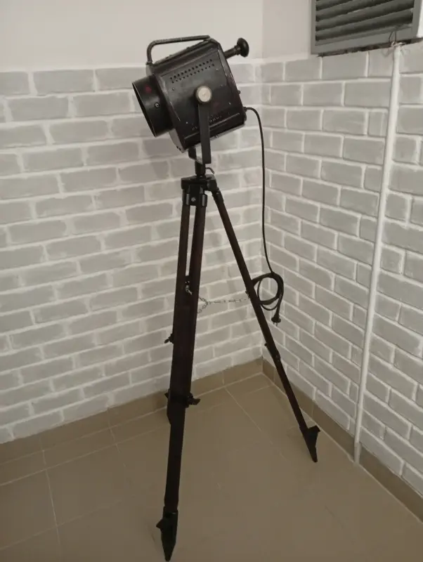 Светильник прожектор лофт на треноге штативе