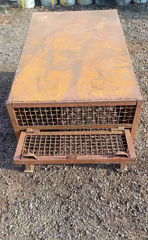 Металлическая клетка.