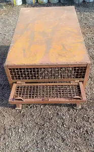 Металлическая клетка.