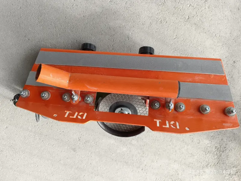 Заусовщик для запила плитки под 45 градусов фирма DLT с пылеотводом.