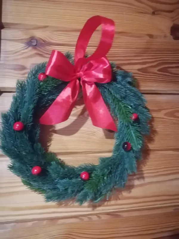 Новогодние венки ручной работы .