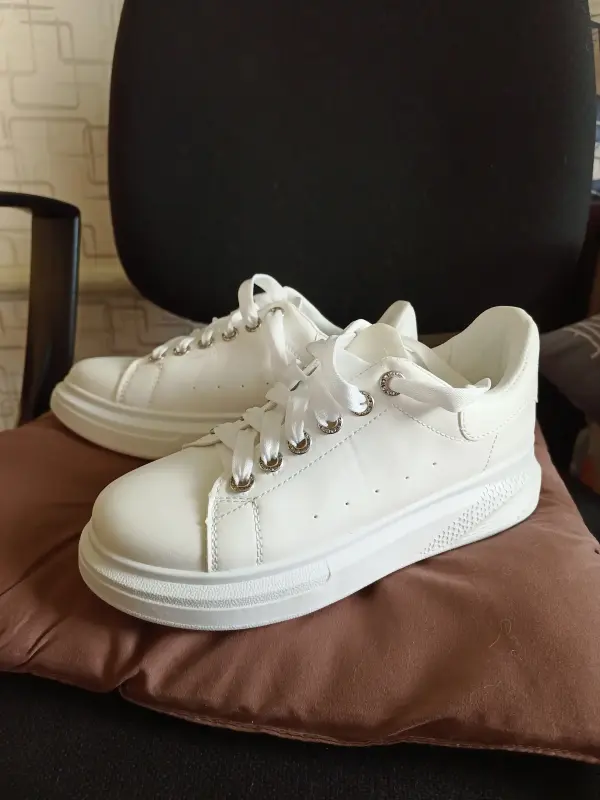 Женские кроссовки