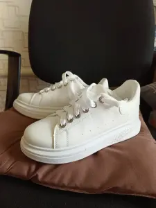 Женские кроссовки