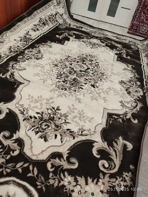 Новый ковёр ,не использовался.Размер 200х300.