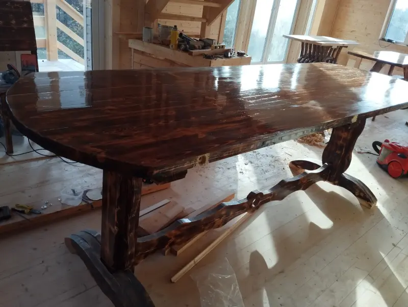 Большой обеденный стол