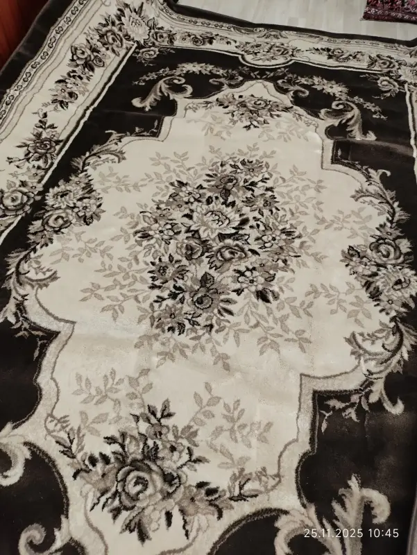 Новый ковёр ,не использовался.Размер 200х300.