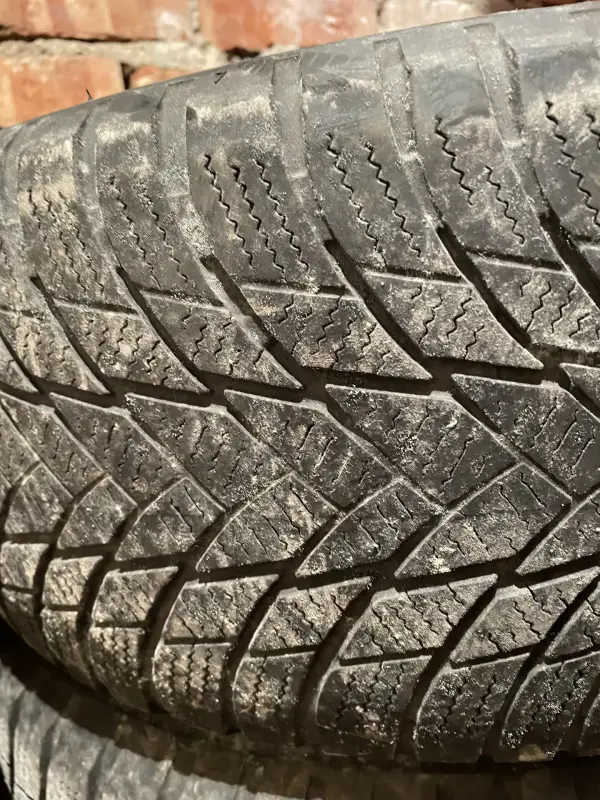 Шины зимние Bridgestone 225/55/17