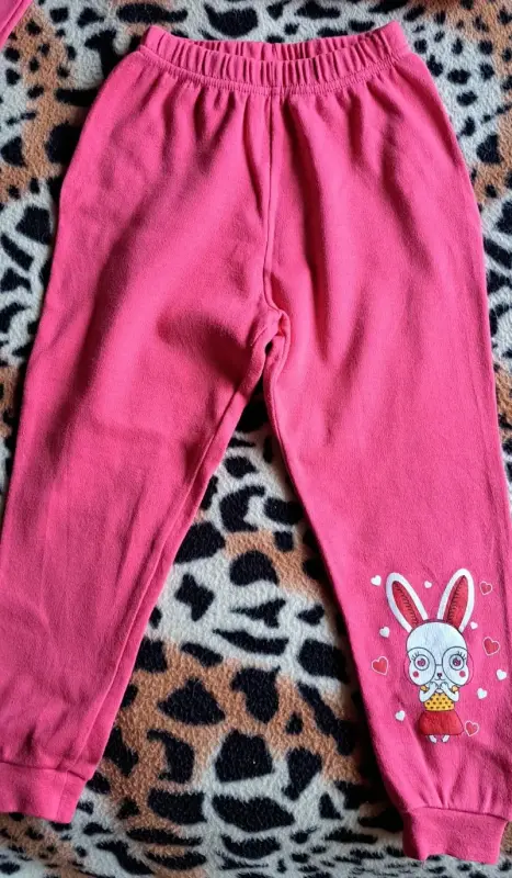 Пижамка-костюм красный с зайчихой на девочку 4-6лет, р.110-116, б.у пару раз, как новый