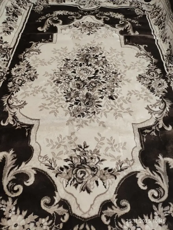 Новый ковёр ,не использовался.Размер 200х300.