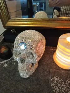 Череп из страз Сваровски