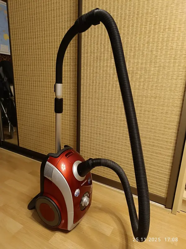 Пылесос Samsung SC 6260. Мощность 2000 вт.