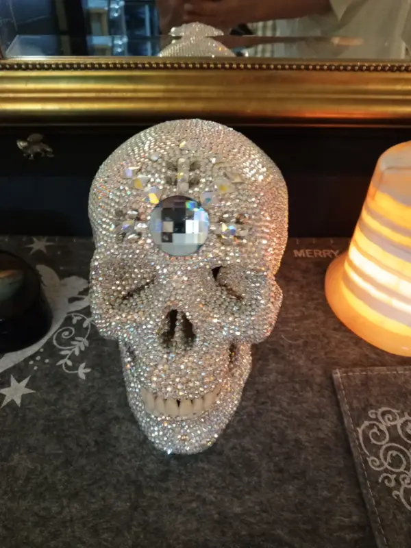 Череп из страз Сваровски