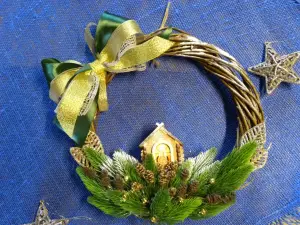 Новогодние венки ручной работы .
