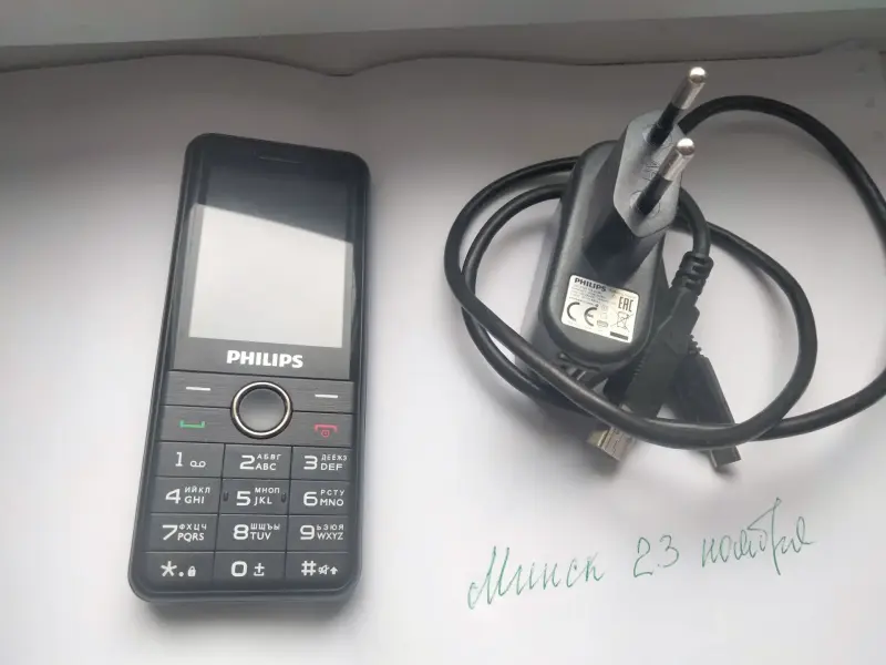 Philips E172  батарею держит 2 недели.