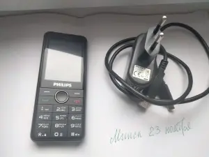Philips E172  батарею держит 2 недели.